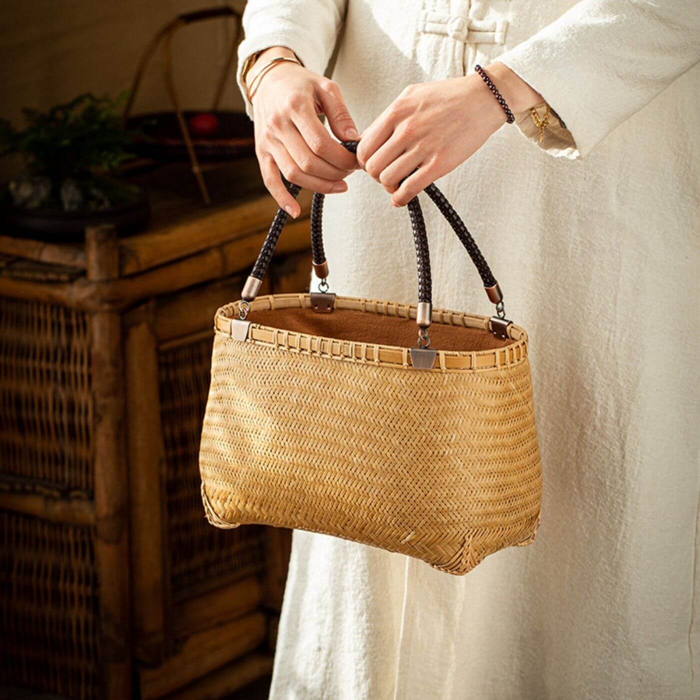 Chinese Bamboo-woven Handmade Picnic Bag100% handmade Chinese bamboo woven bags. No matter, if you want to take it to a picnic, pick flowers, or just carry your belongings when commuting, this bag, will ensure you catch the eye.