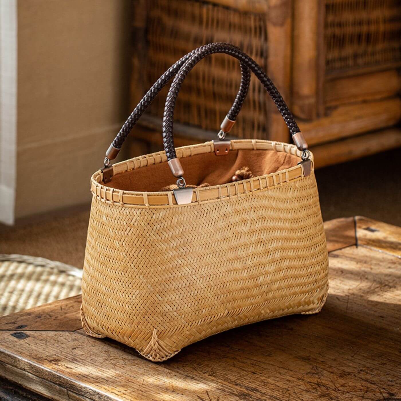 Chinese Bamboo-woven Handmade Picnic Bag100% handmade Chinese bamboo woven bags. No matter, if you want to take it to a picnic, pick flowers, or just carry your belongings when commuting, this bag, will ensure you catch the eye.