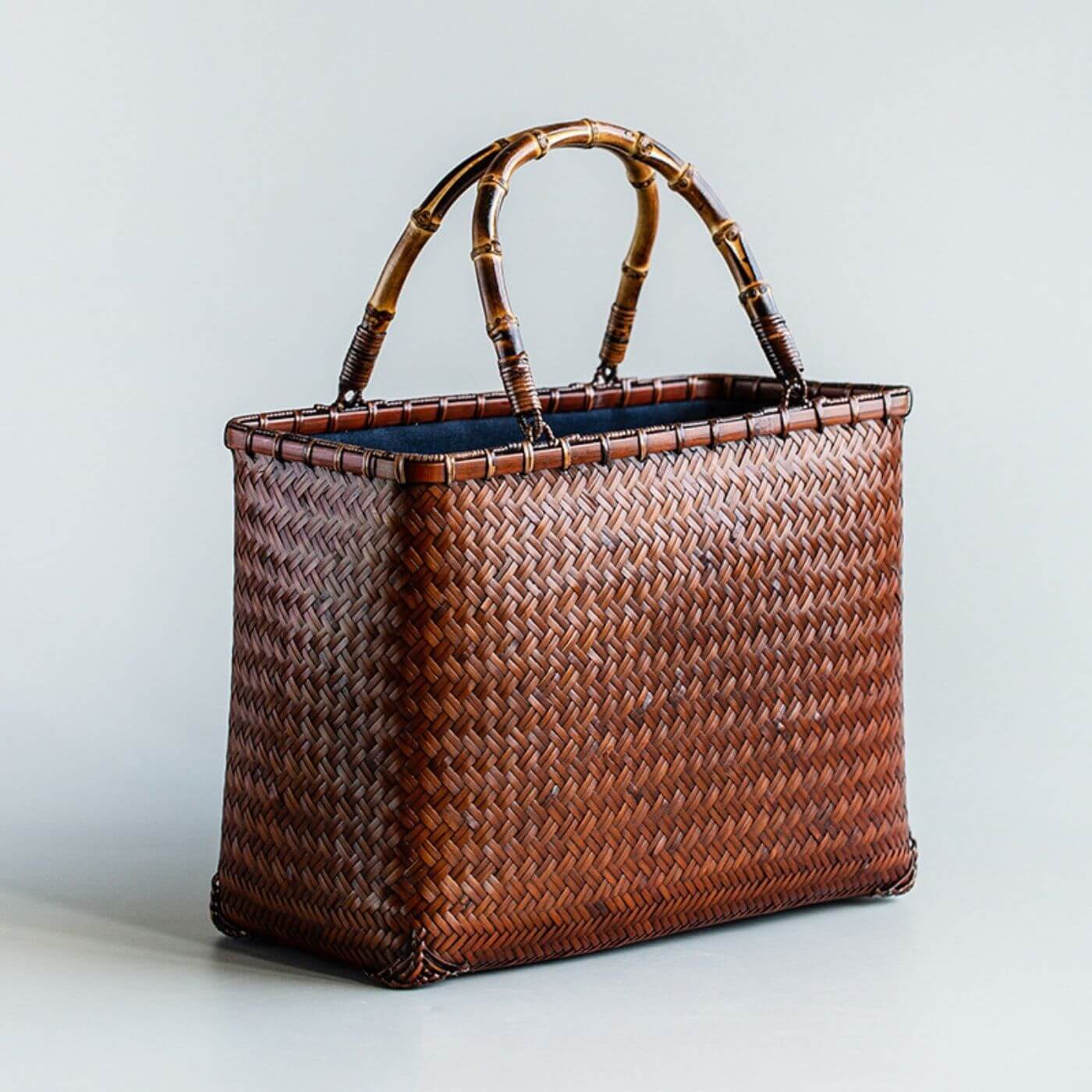 Chinese Bamboo-woven Handmade Handbag100% handmade Chinese bamboo woven bags. No matter, if you want to take it to a picnic, pick flowers, or just carry your belongings when commuting, this bag, will ensure you catch the eye.